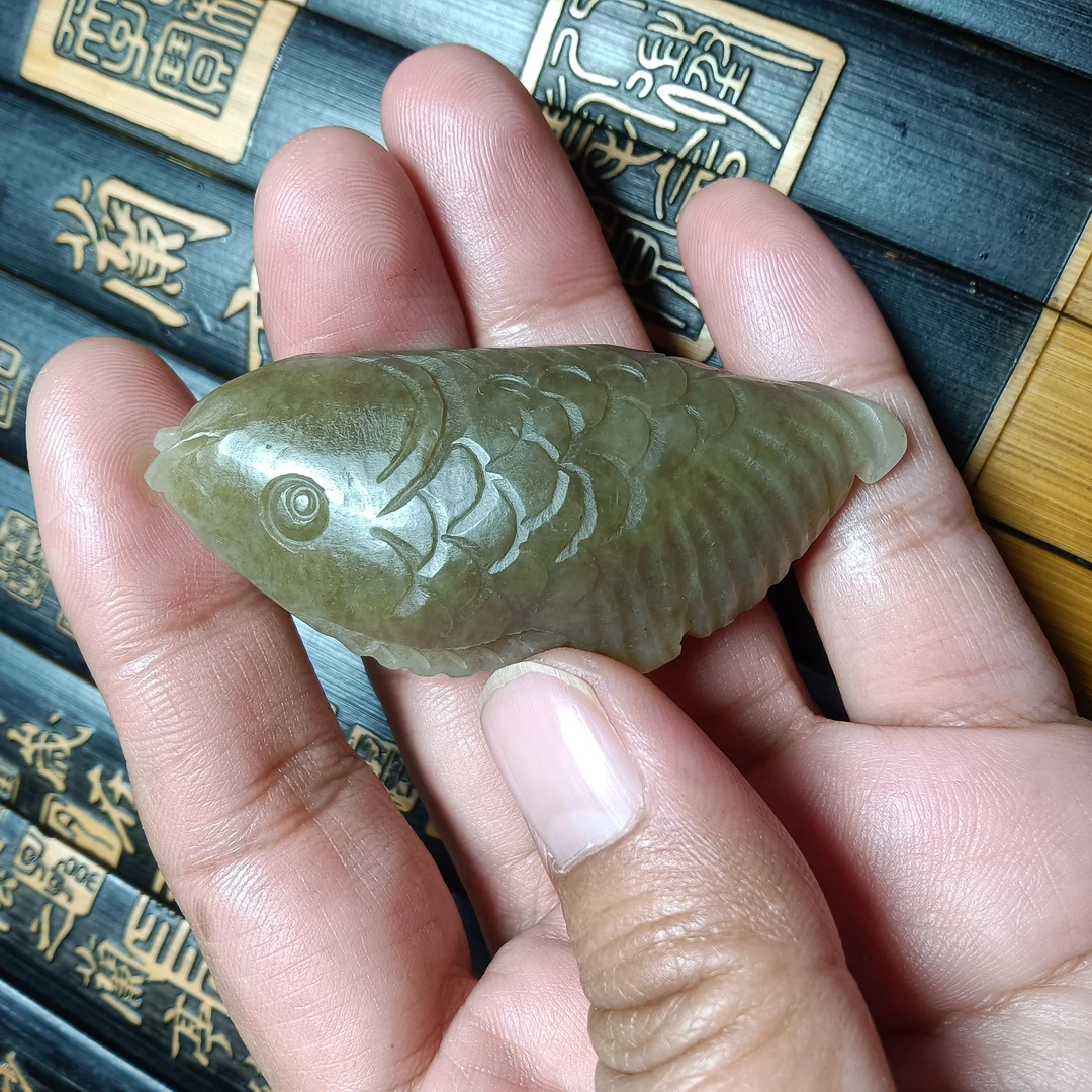 新疆和田玉且末糖鱼，手工雕刻，揉光净货天然糖色