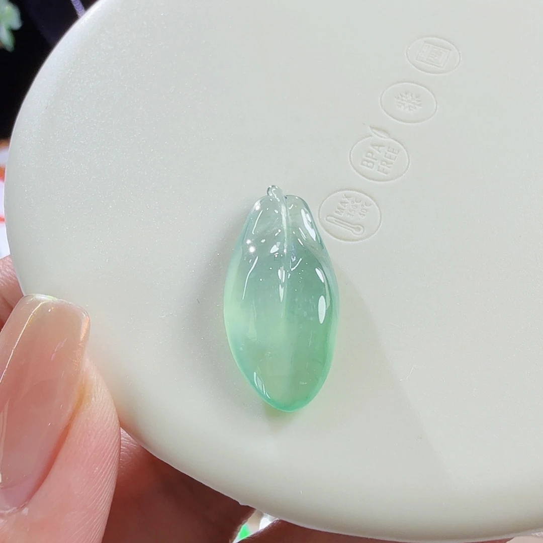 K***K颈饰未镶嵌翡翠裸石