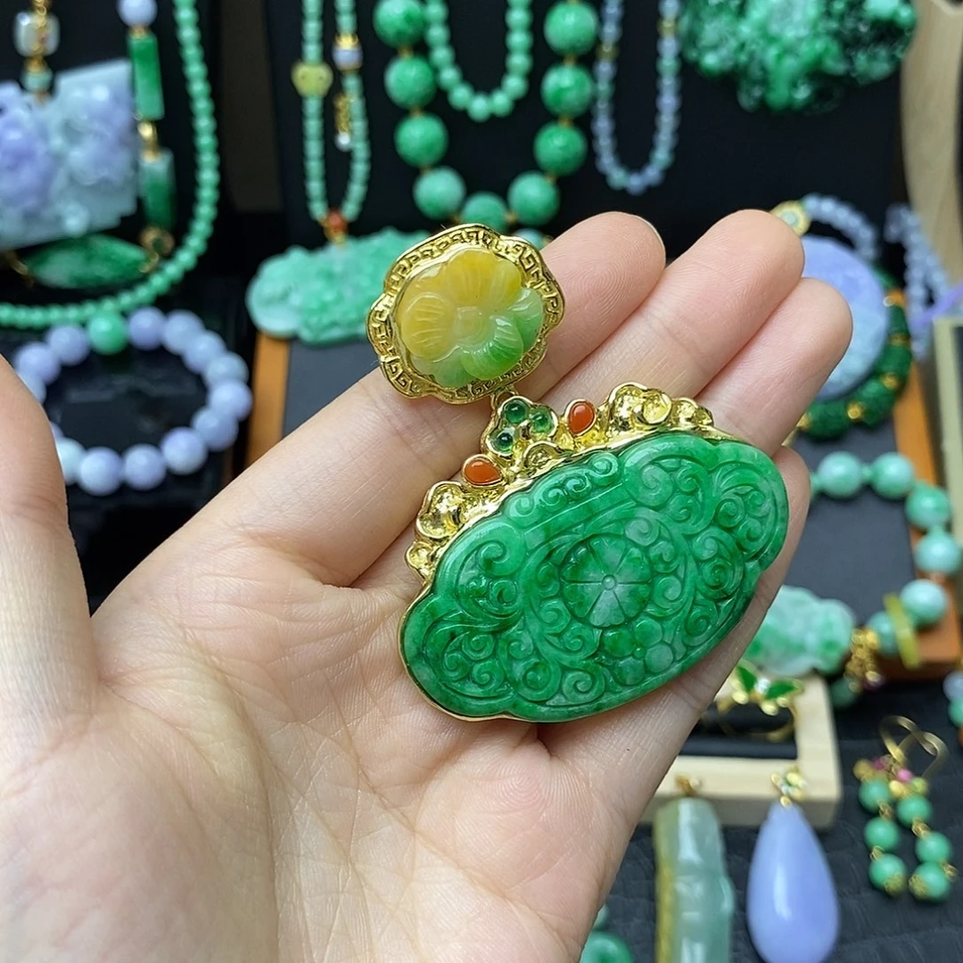 翡翠未镶嵌颈饰如意锁