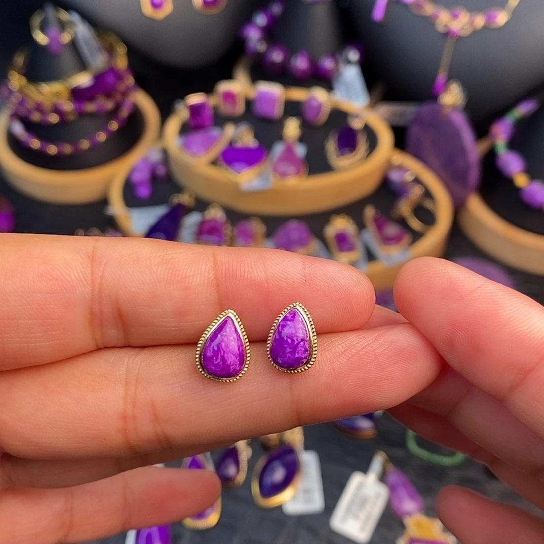 18K金镶嵌苏纪石（舒俱来）耳饰