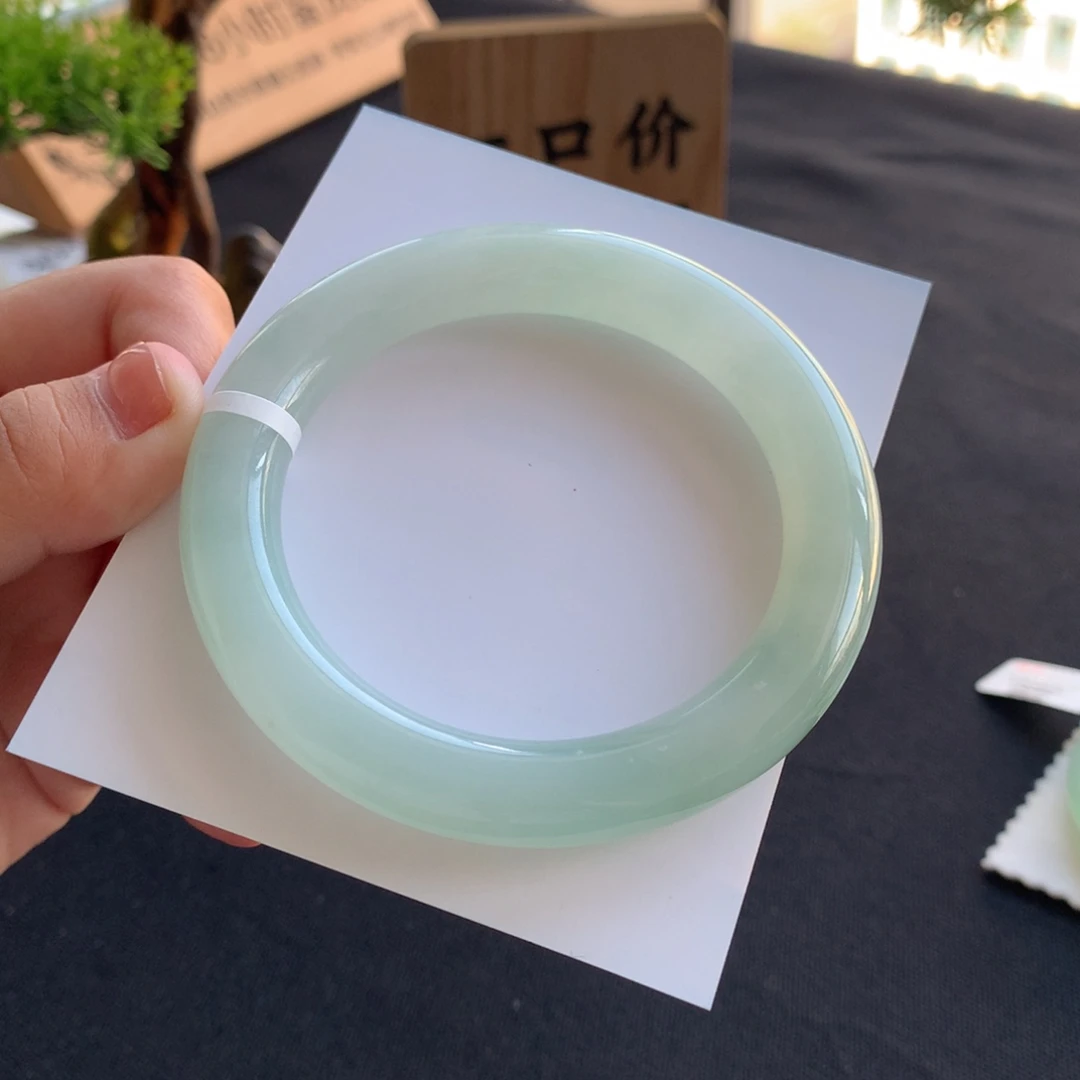 翡翠手镯未镶嵌翡翠