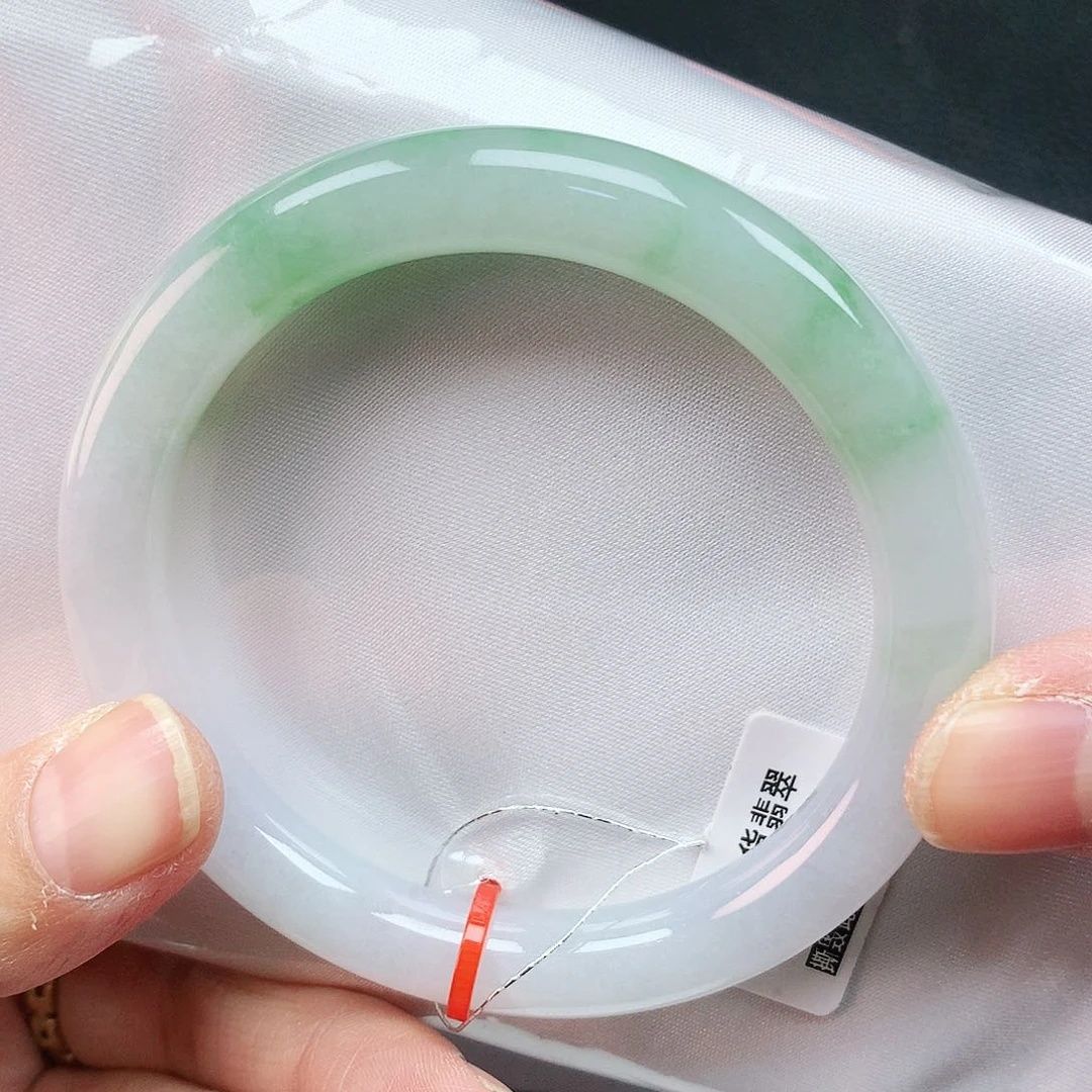 翡翠手镯未镶嵌55圈