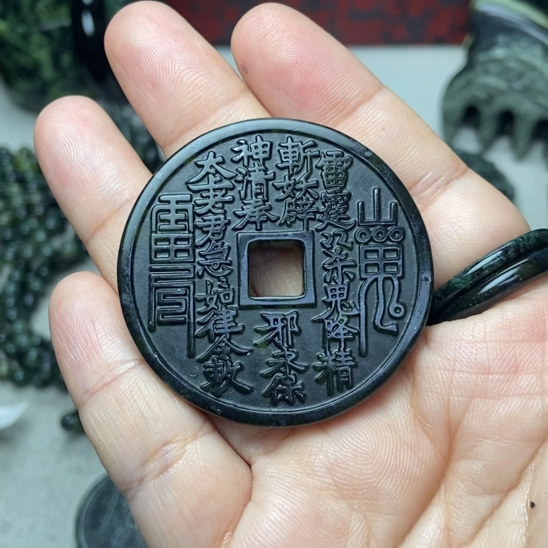 蛇纹石玉未镶嵌颈饰刁**儿