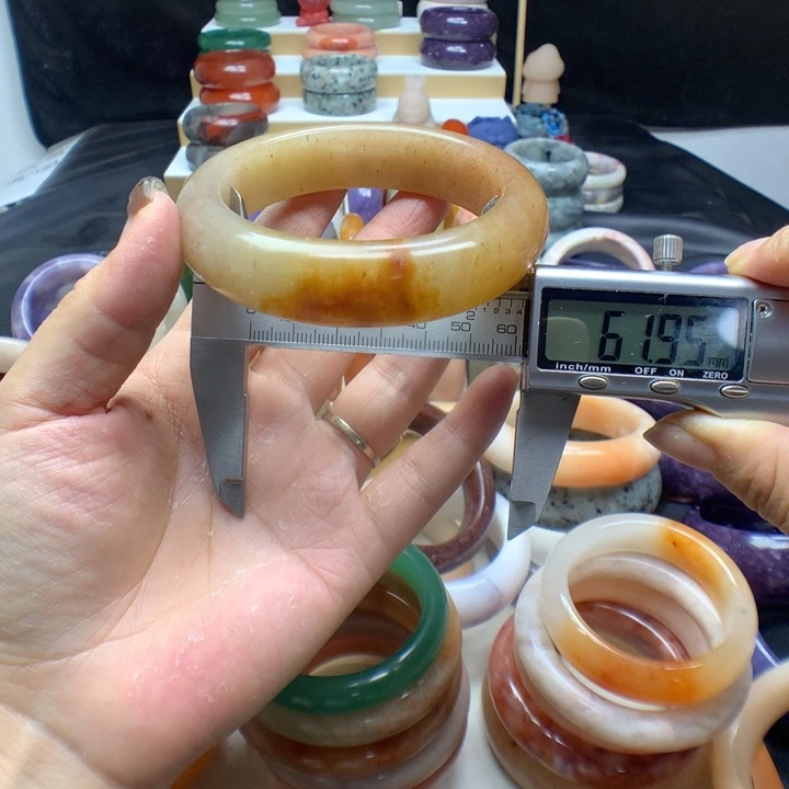 未镶嵌手镯石英质玉