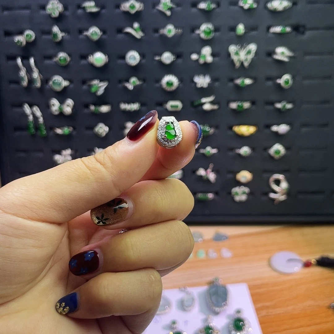 翡翠未镶嵌颈饰提溜