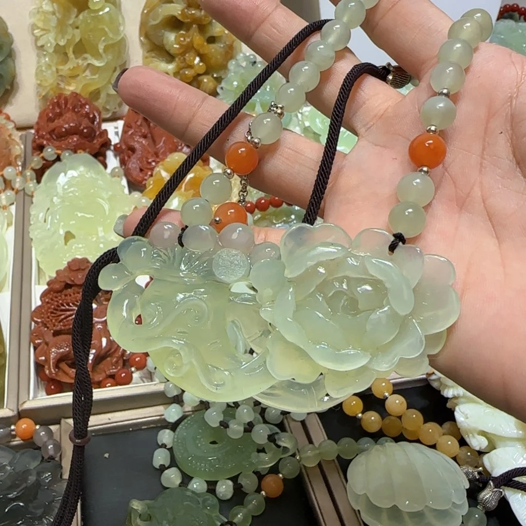 未镶嵌蛇纹石玉吊坠