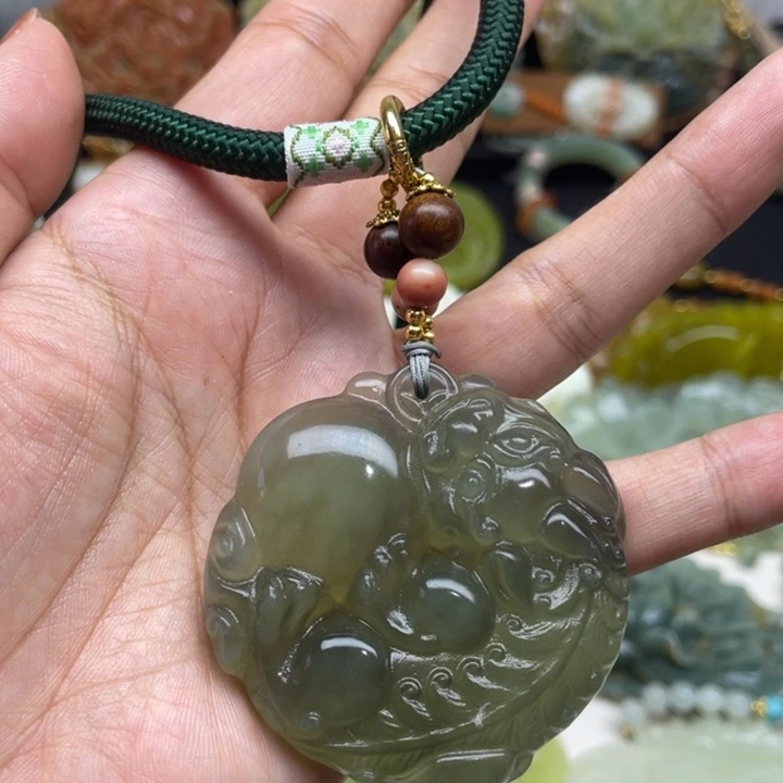 蛇纹石玉未镶嵌颈饰