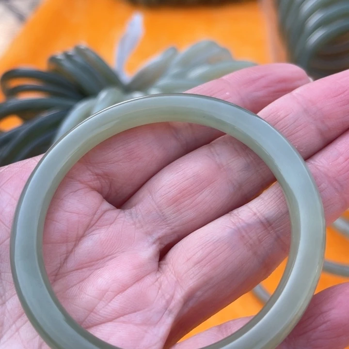 和田玉手镯未镶嵌甜**妈