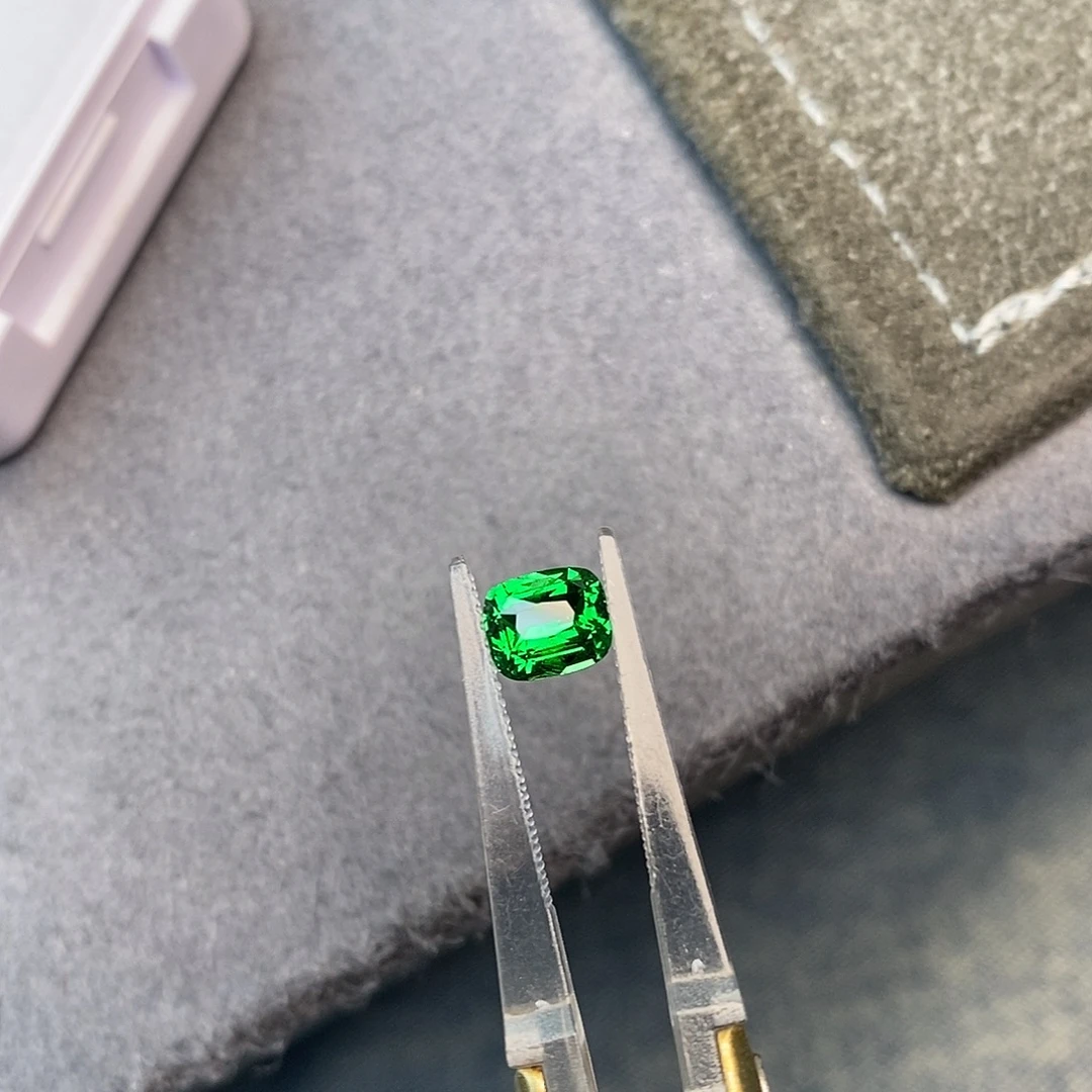 石榴石（沙弗莱）珠宝半成品未镶嵌1.05ct 卡扎尼