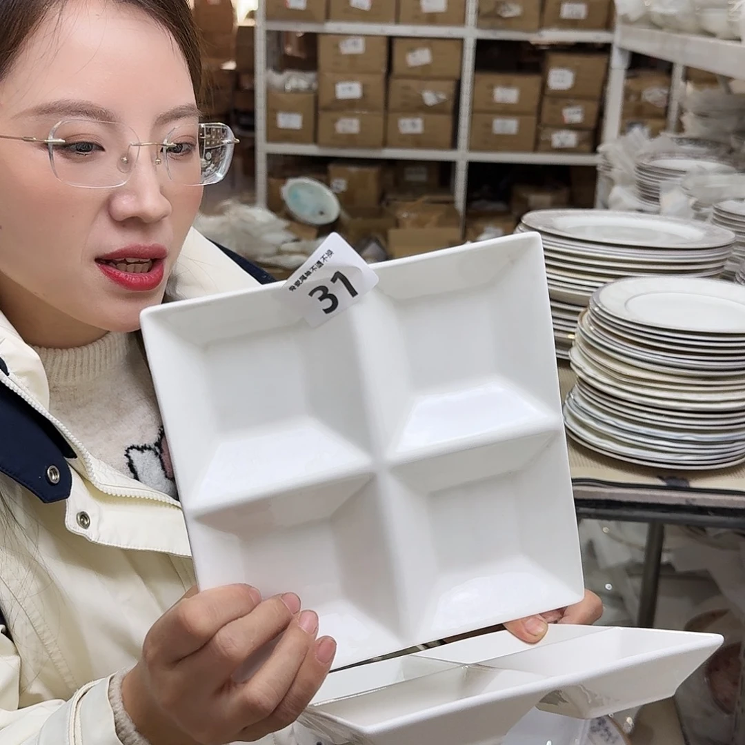 骨瓷四格盘一个瑕疵品不忒不还 39米包邮