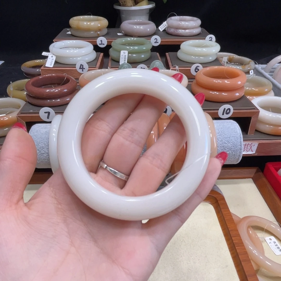 发***’石英岩玉未镶嵌手镯