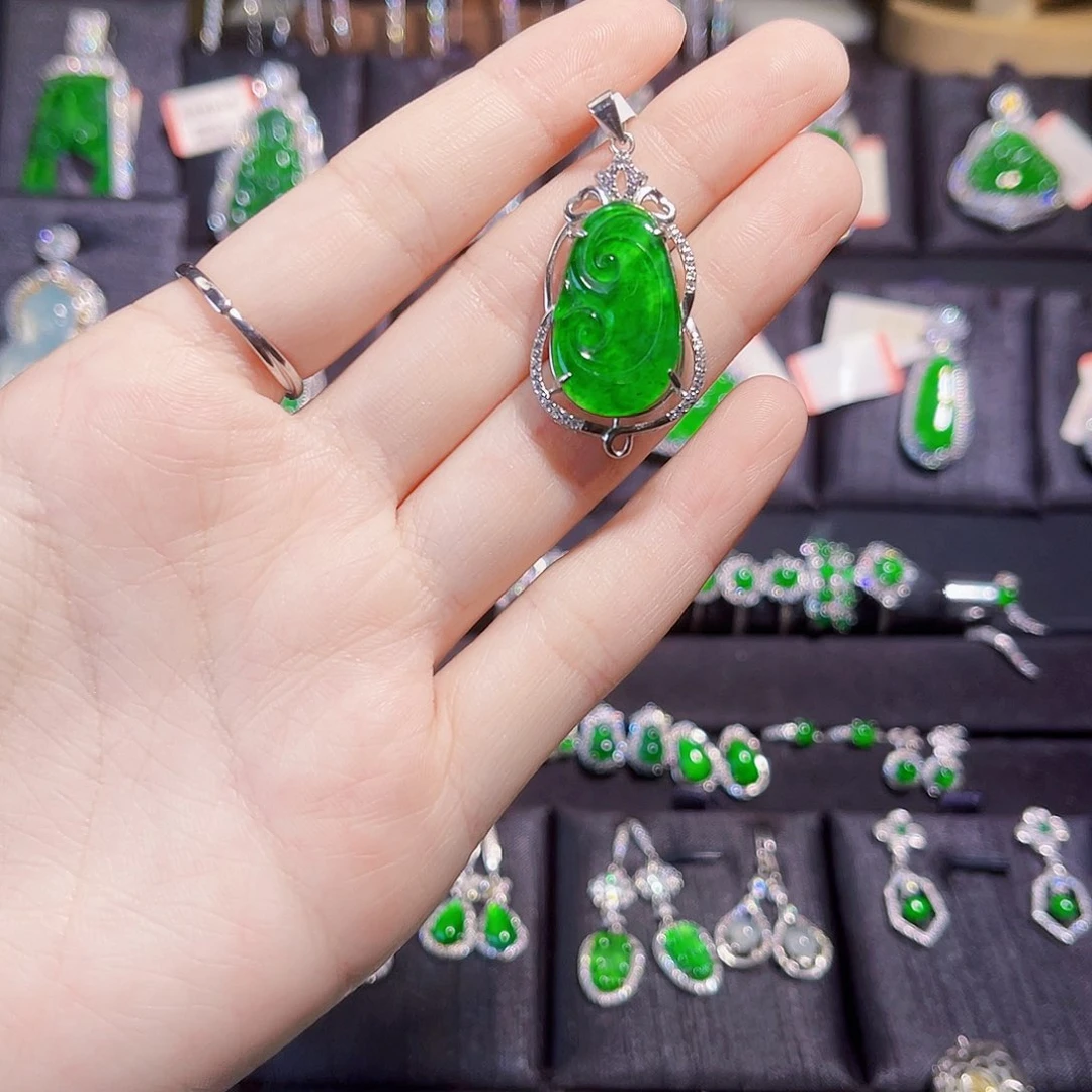 翡翠银S925镶嵌颈饰如意