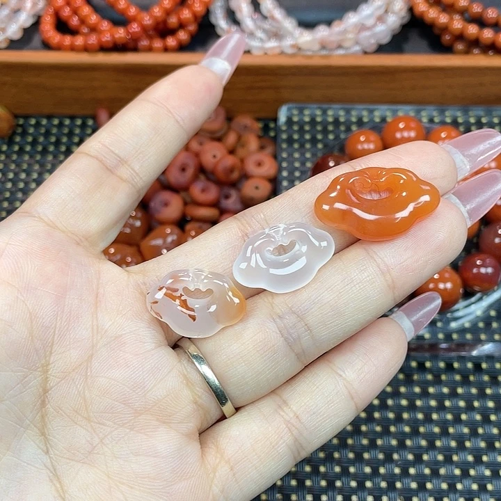 南红玛瑙未镶嵌颈饰平安锁