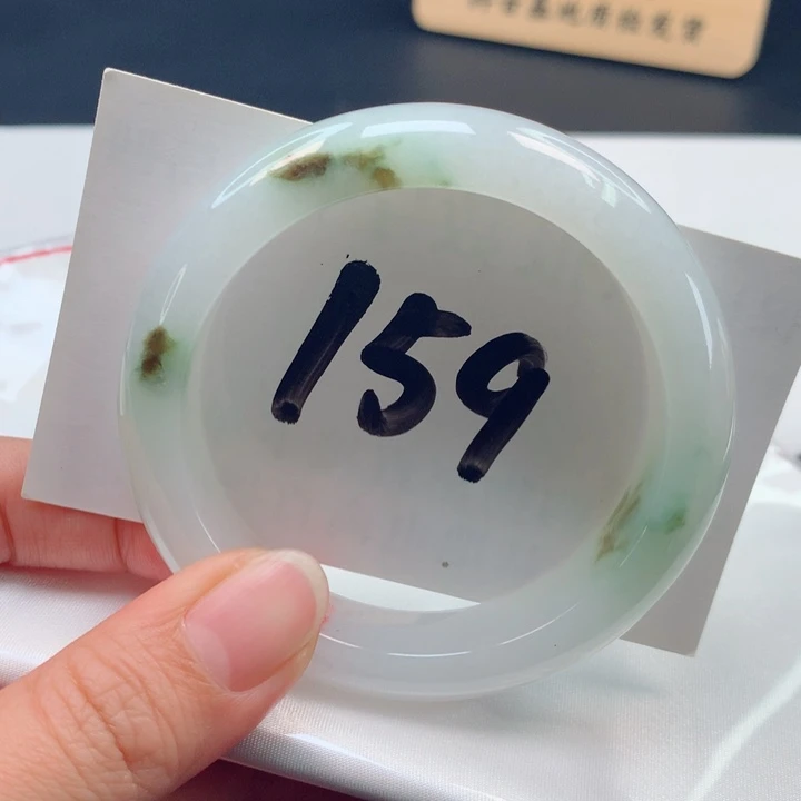 翡翠手镯未镶嵌冰