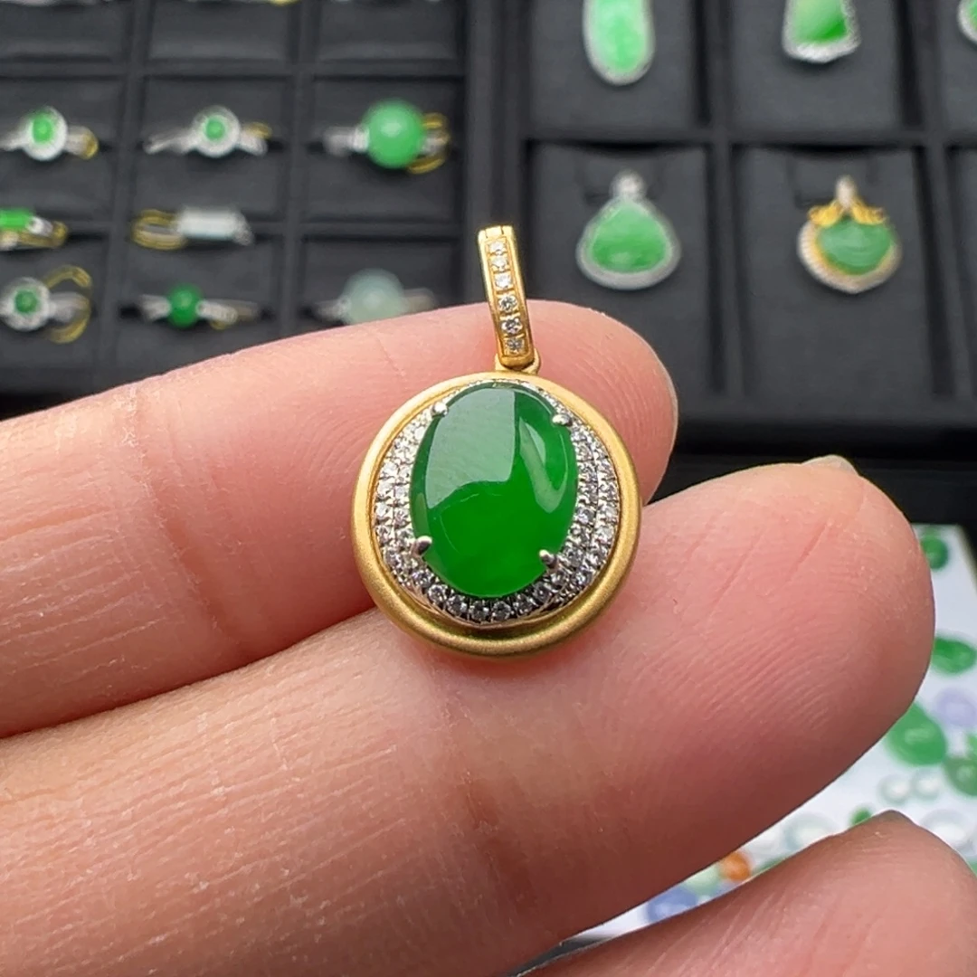 翡翠18K金镶嵌颈饰吊坠