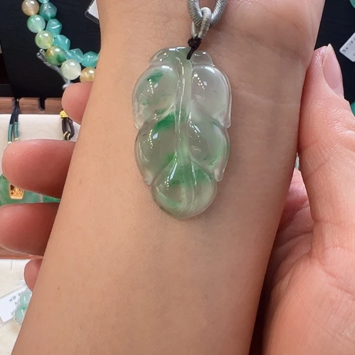 刹***那石英质玉未镶嵌颈饰