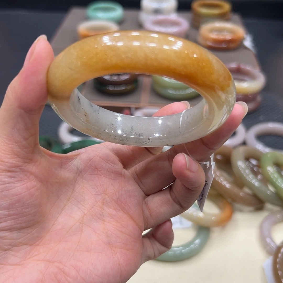 王***财石英质玉手镯未镶嵌