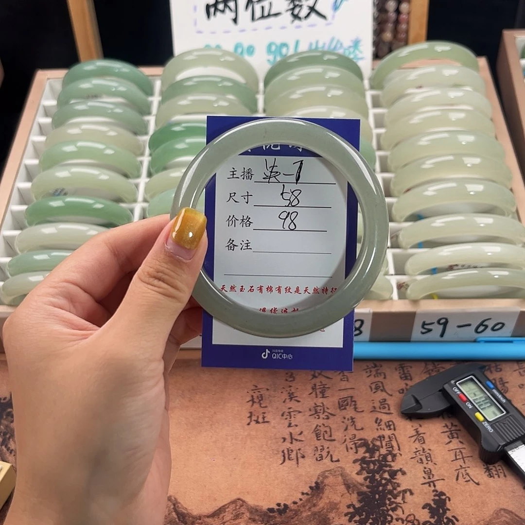 未镶嵌手镯石英质玉