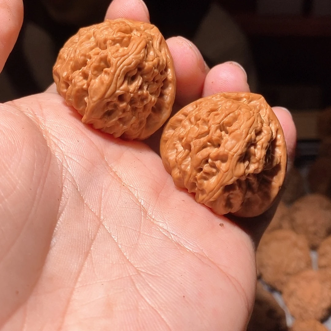 2***-文玩核桃把件097三角白有修37