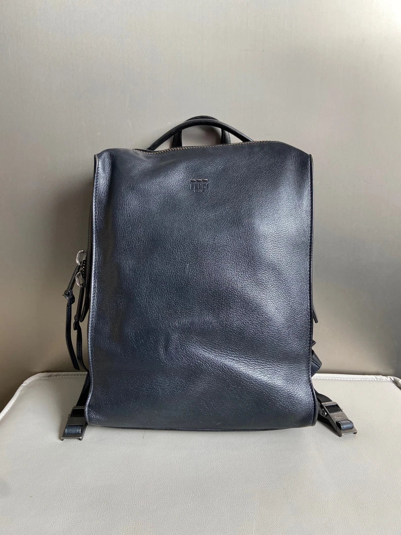 95新 FENDI/芬迪 深蓝色全皮拉链双肩包手提包zp085