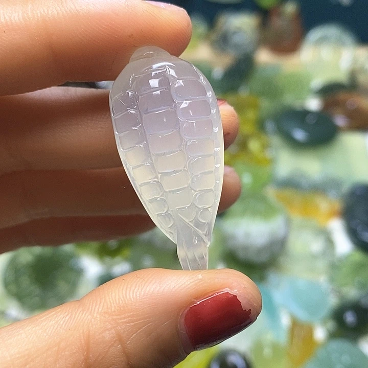 蛇纹石玉未镶嵌颈饰小***孩