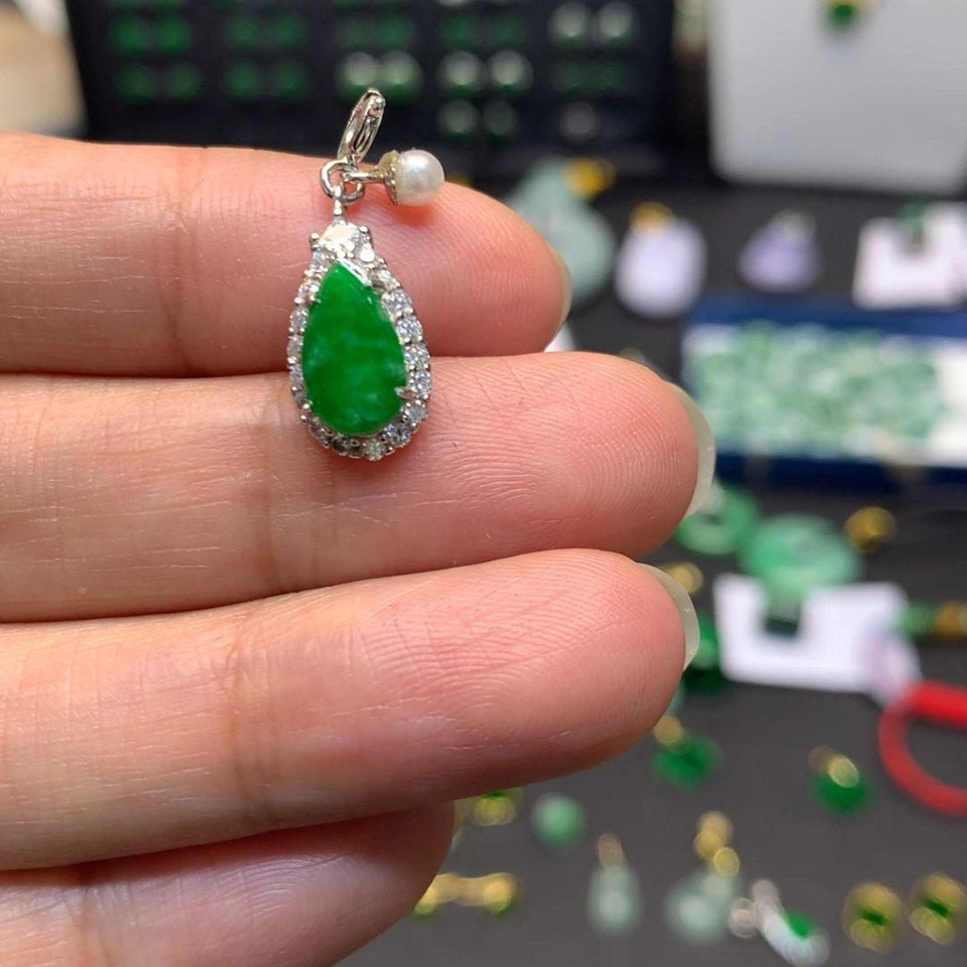 翡翠未镶嵌颈饰有纹裂