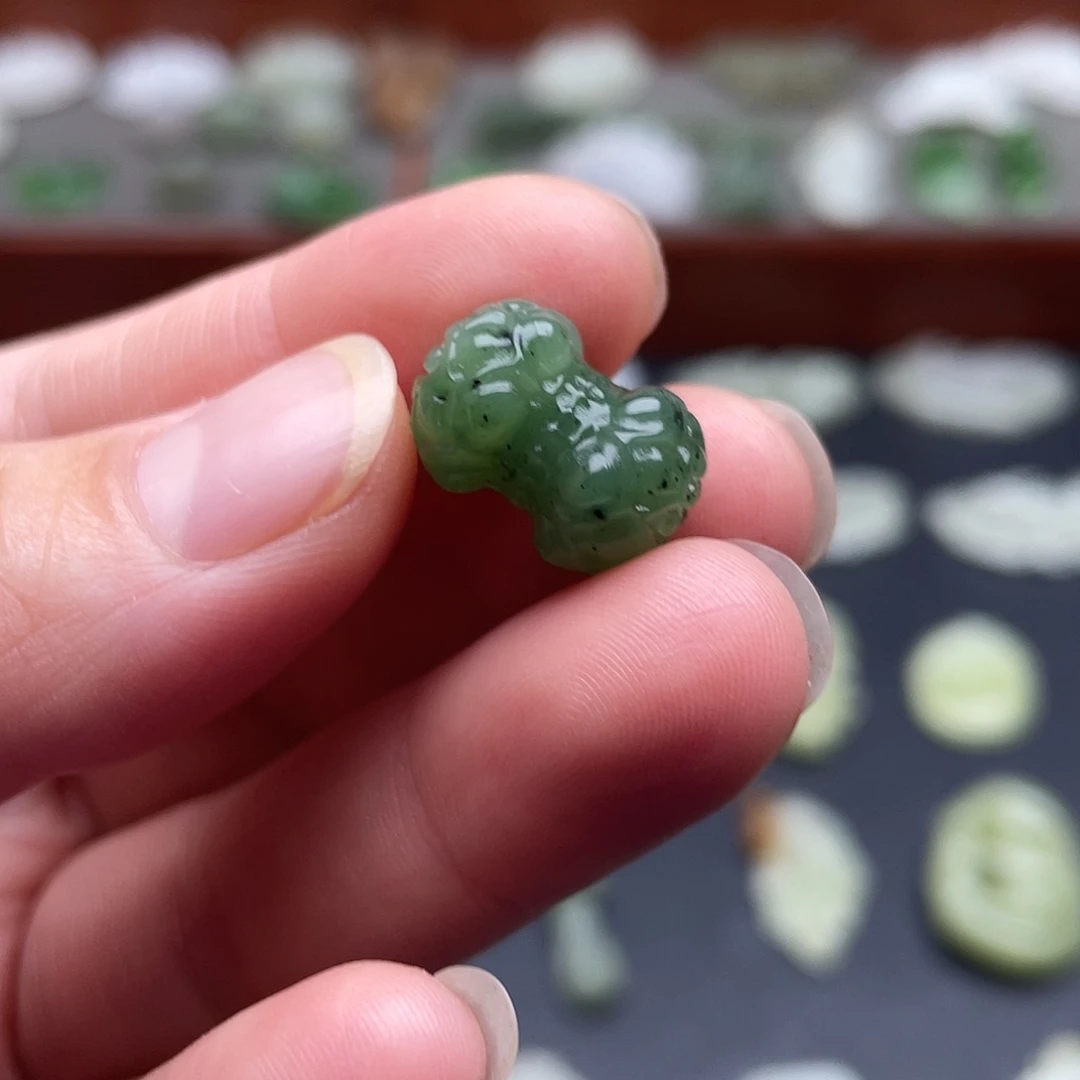 和田玉未镶嵌颈饰碧玉并蒂莲小配饰