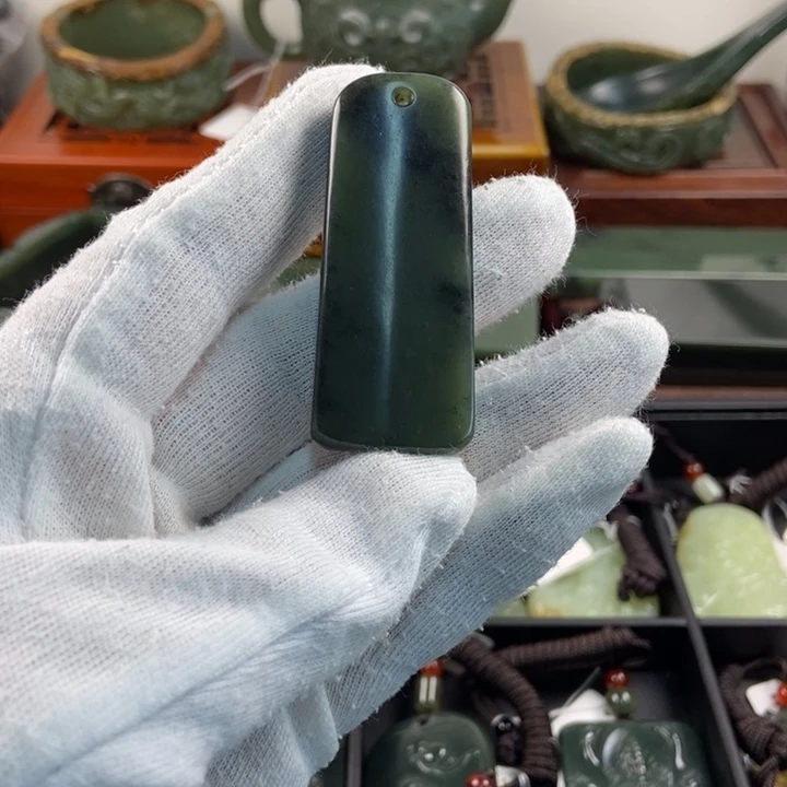 透闪石质玉未镶嵌吊坠(不含链)衣***装