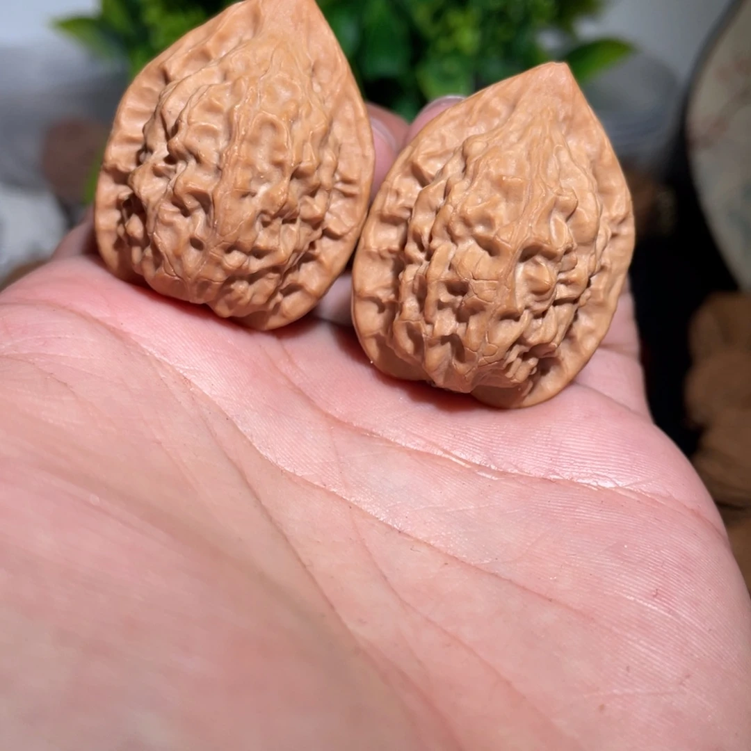 文玩核桃把件31.5野生鸡心