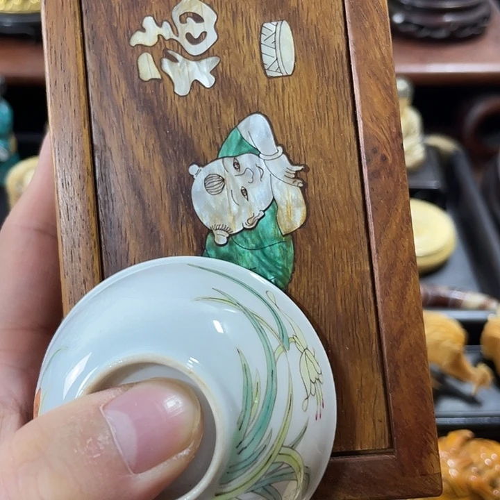 瓷片精致雕刻工艺精湛