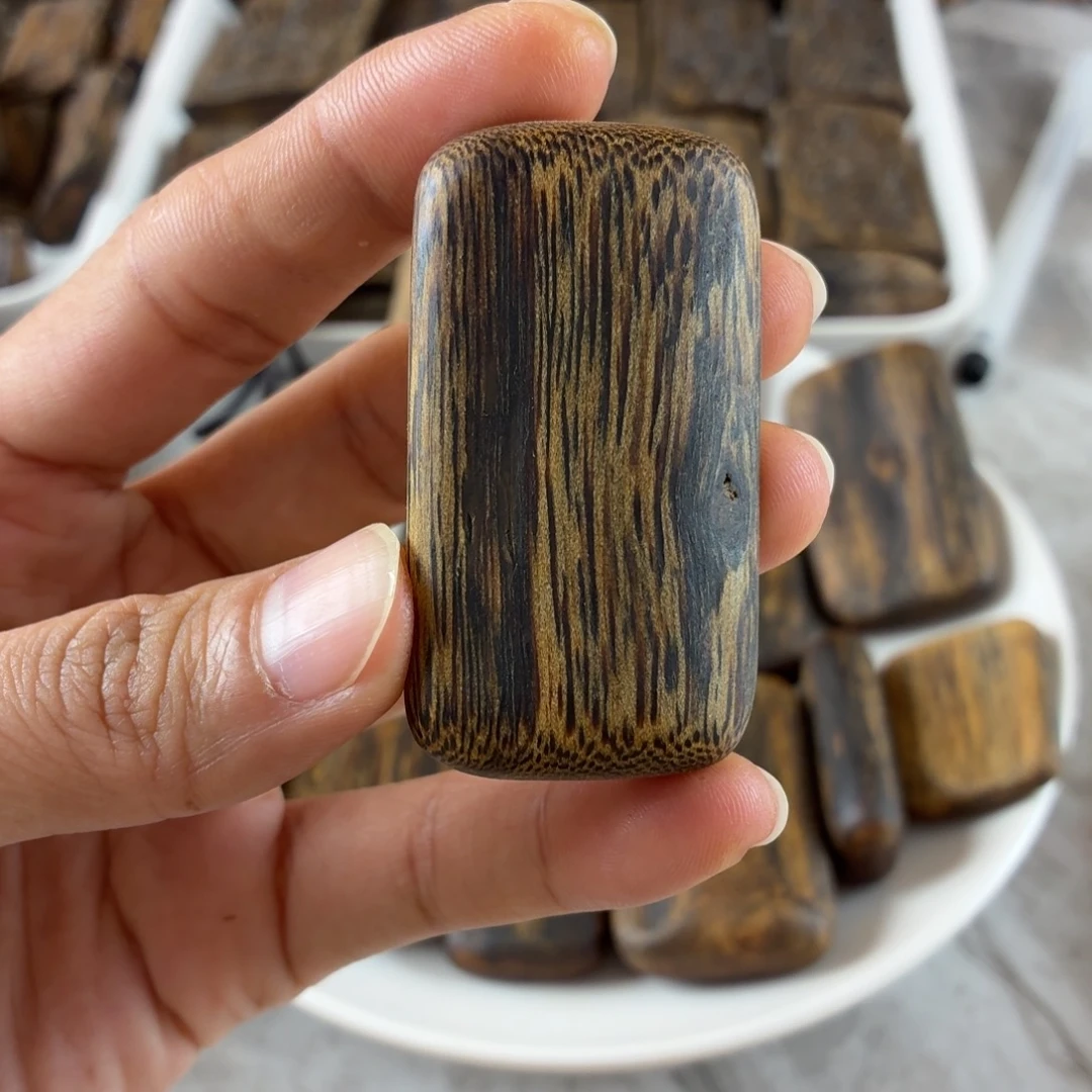 沉香沉香碎屑蓝宝石平安无事牌10g