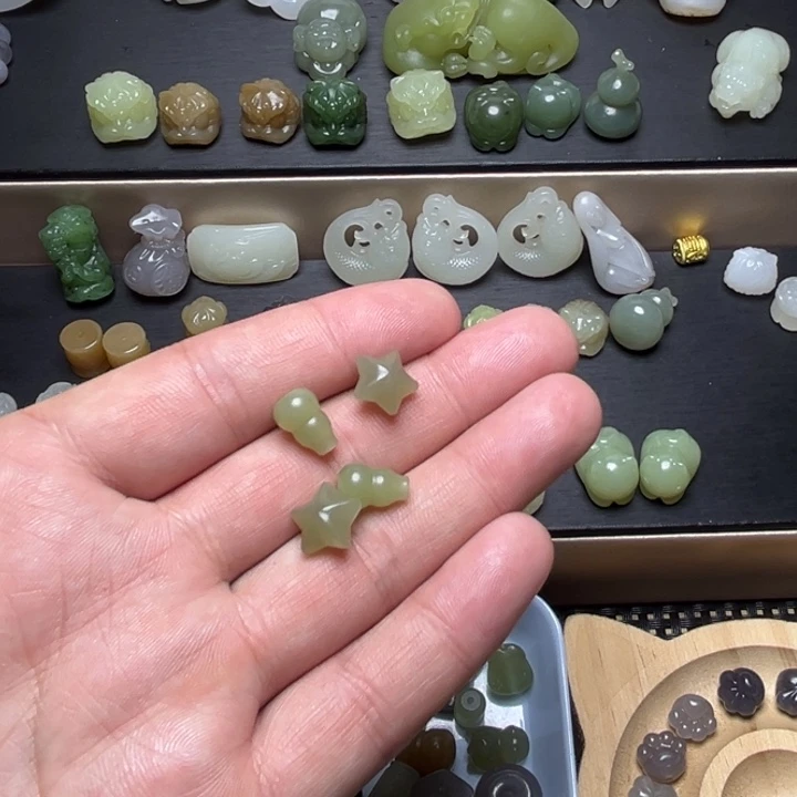 小***妈和田玉未镶嵌颈饰