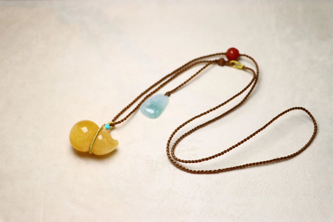 复古时尚蜜蜡葫芦吊坠搭配手工绳配翡翠如意毛衣链