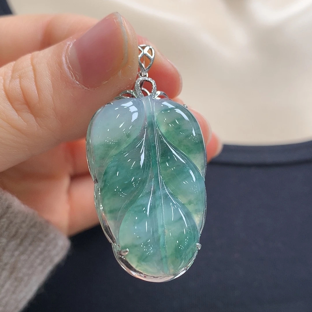 翡翠18K金镶嵌颈饰叶子