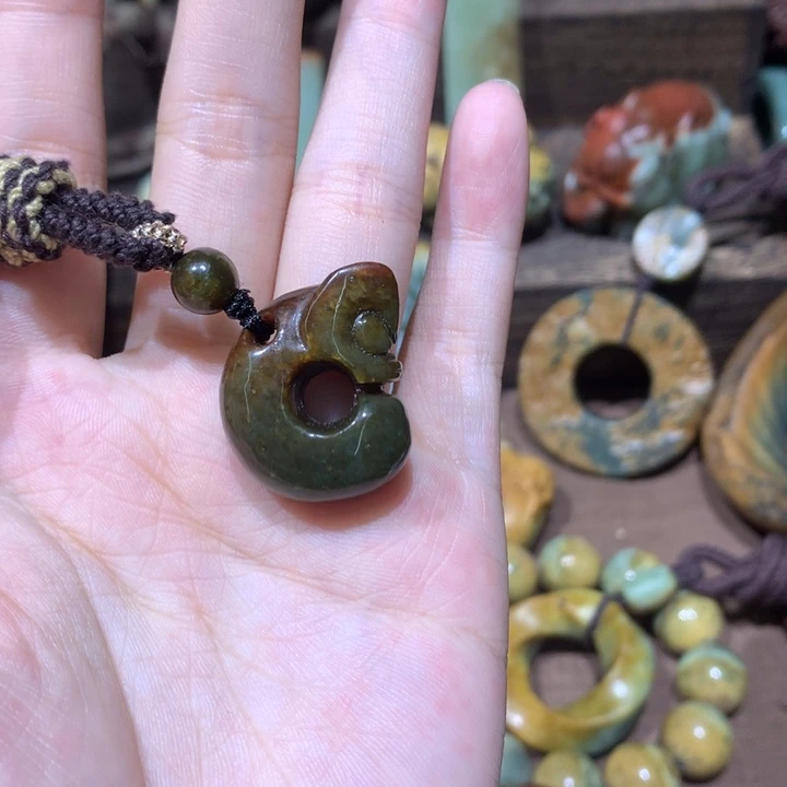 未镶嵌岫岩河磨玉（透闪石质玉）挂件