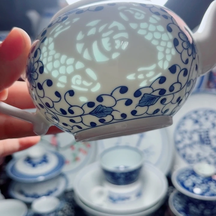 青花玲珑双鱼福字雕刻小壶