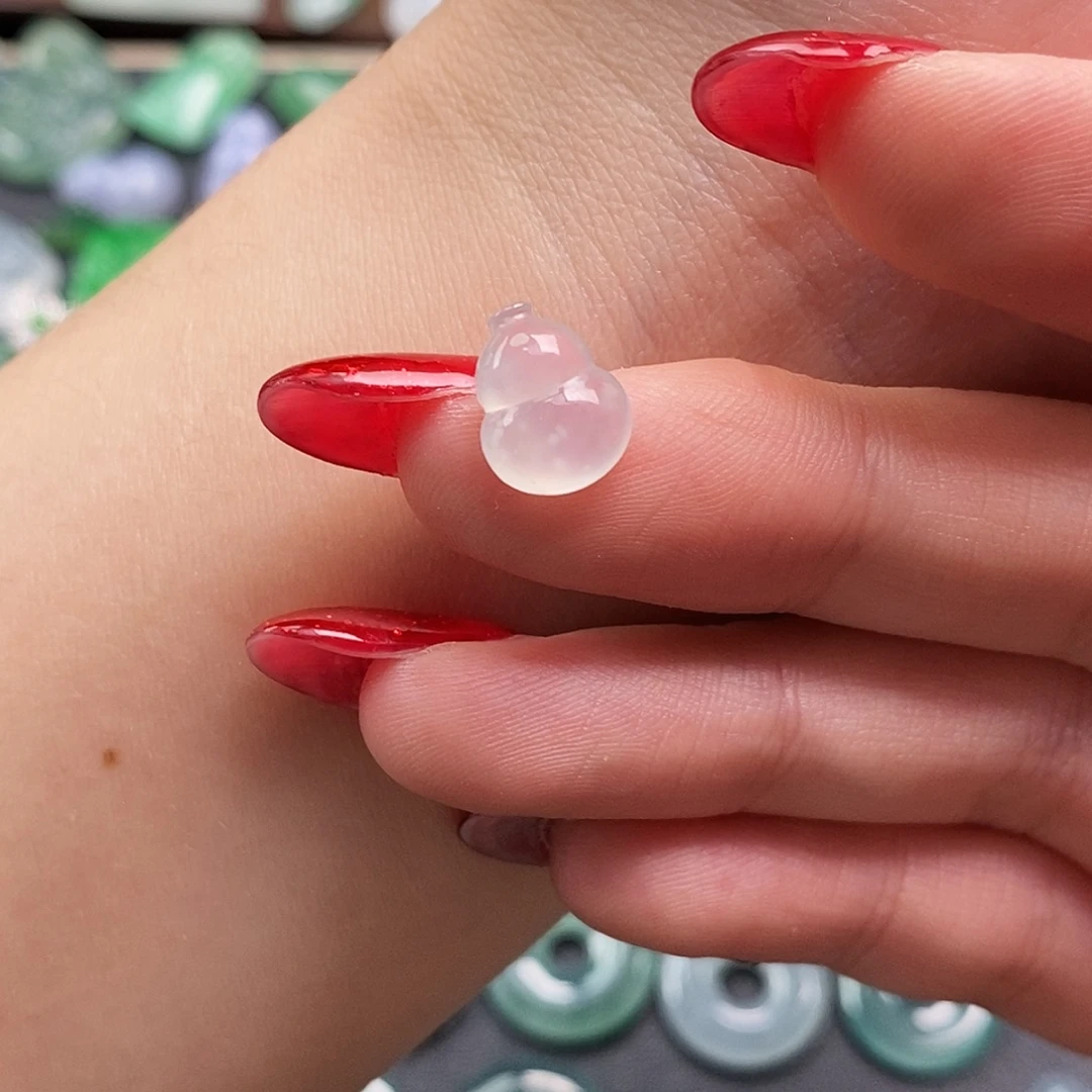 翡翠未镶嵌颈饰葫芦