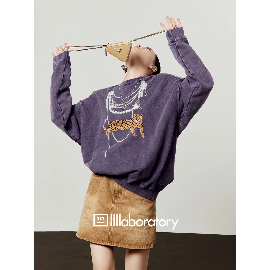 《珠光豹气》蜡染暗紫卫衣女2025秋季新款豹子项链印花宽松上衣