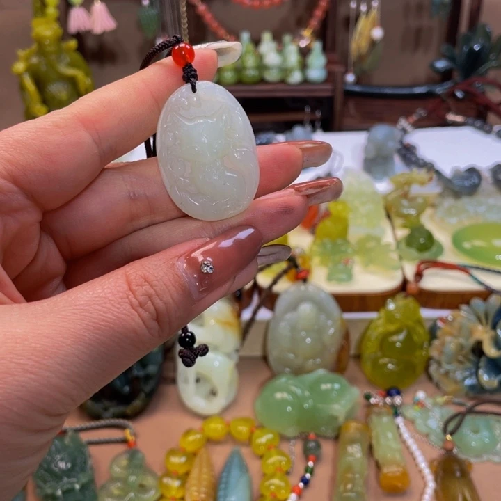 蛇纹石玉颈饰未镶嵌