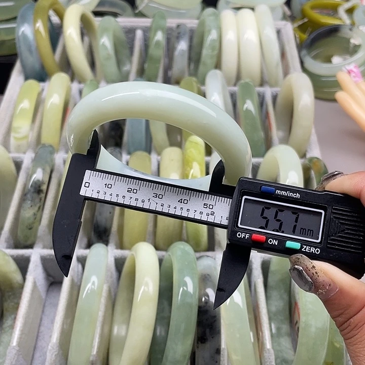 蛇纹石玉未镶嵌手镯158