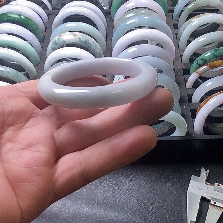 翡翠未镶嵌手镯1、正