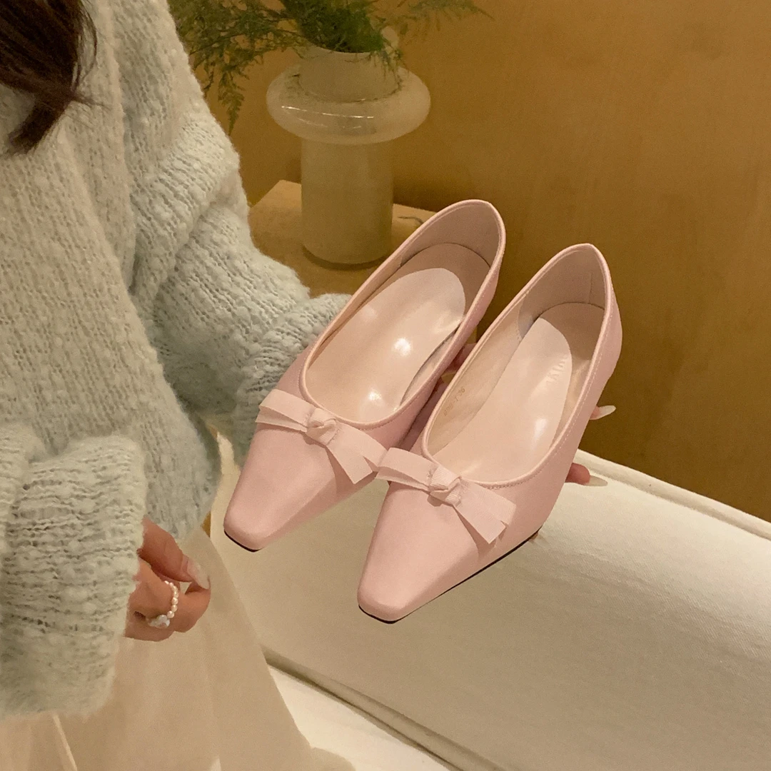 61oniiii"温柔蔷薇色"少女感蝴蝶结2025年新款方头浅口粗跟单鞋女