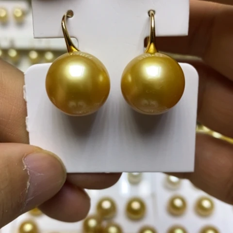 18K金镶嵌海水珍珠耳饰