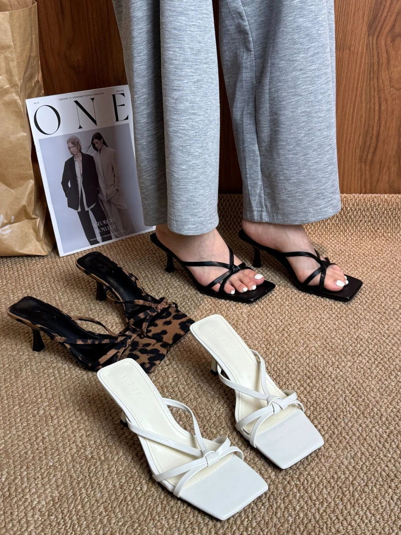 2025年春季新款韩版通用气质豹纹外穿高跟时装凉鞋细带一字超细纤