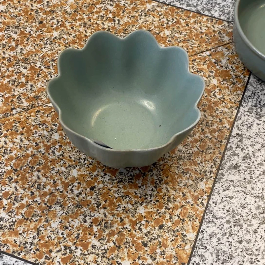 赏品青瓷莲花碗一个