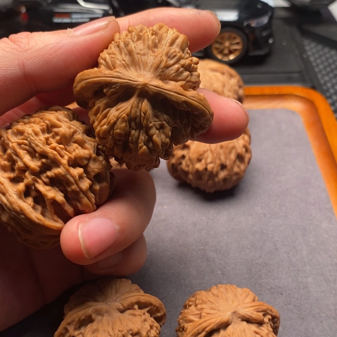 文玩核桃精品对四座楼