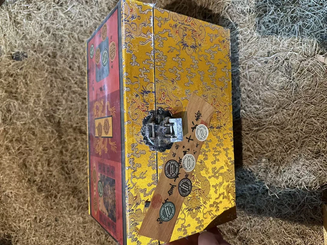 黄太龙纹箱子——流水摆件