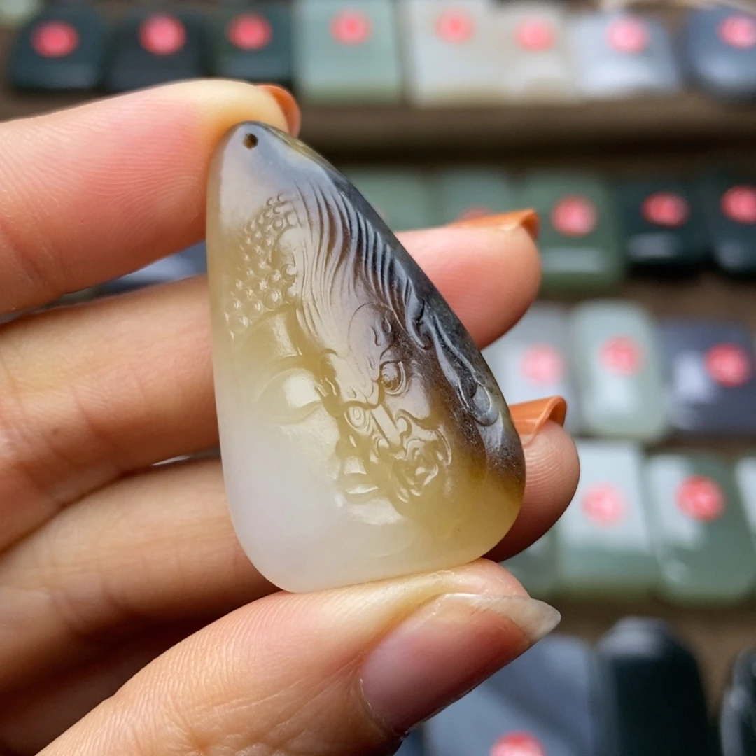 秋***叶和田玉未镶嵌颈饰