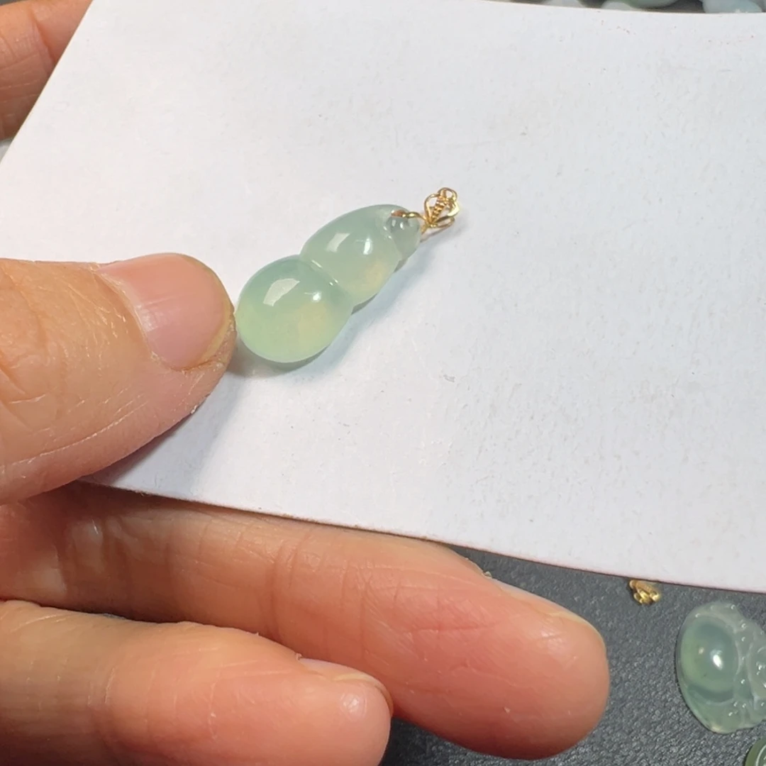 翡翠18K金镶嵌颈饰葫芦