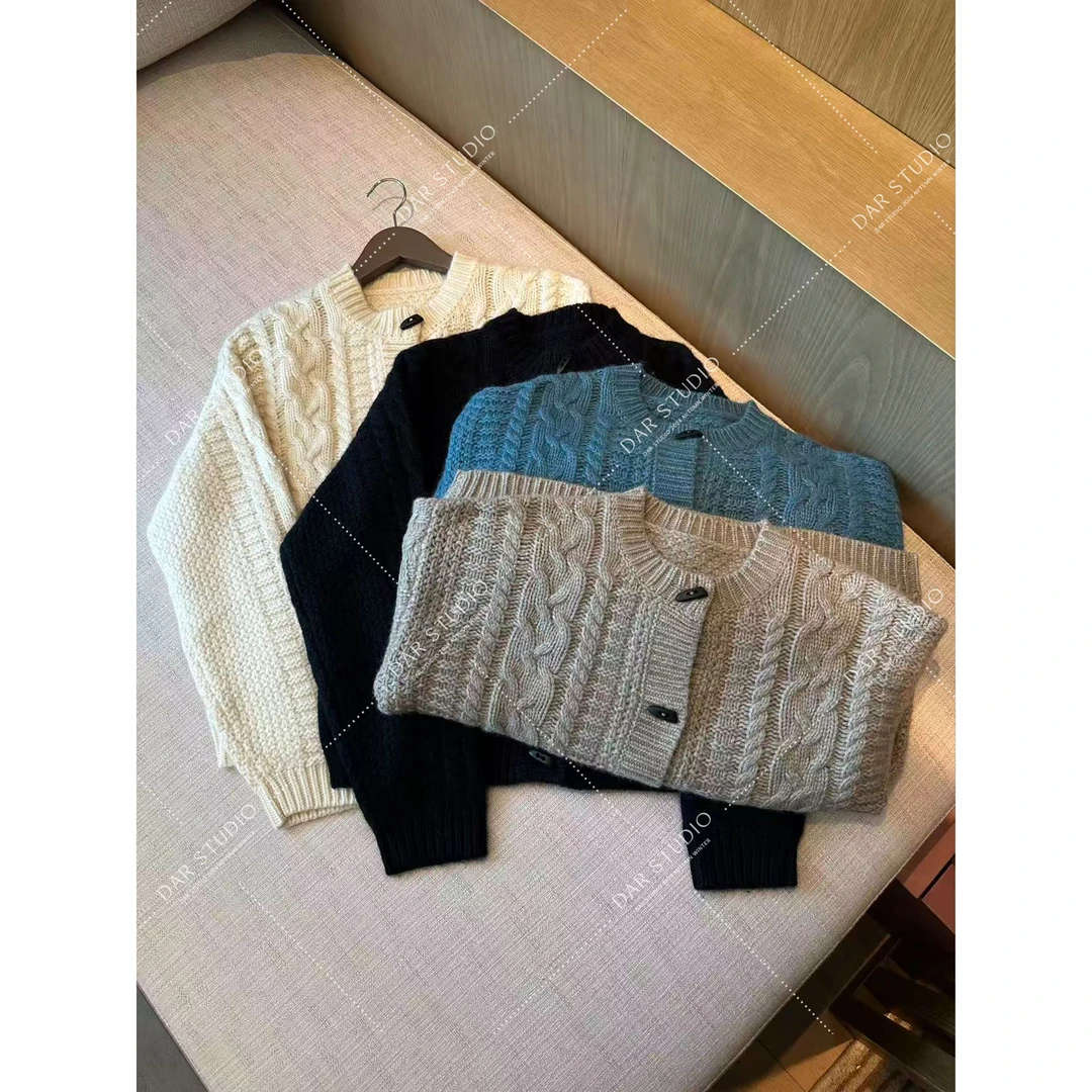 DAR STUDIO 【牛角扣毛衣】 绵羊毛山羊绒混纺麻花开衫毛衣25238
